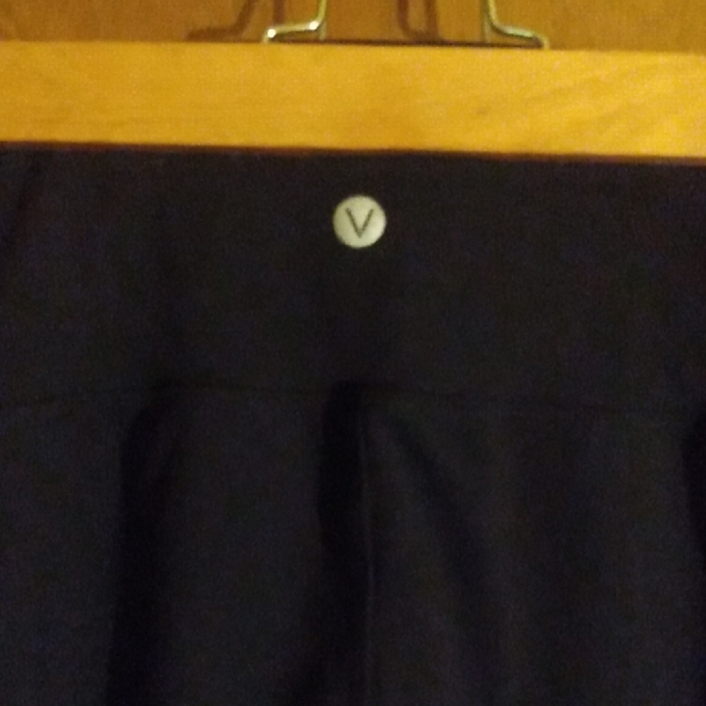 6/$20 Livi Active Black and White Capris - Picture 7 of 7